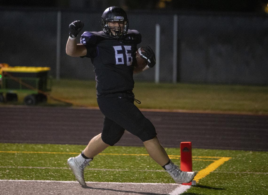 Rocky Mountain’s Gerrit Tamminga scores on a 14-yard touchdown run in the fourth quarter of the Grizzlies’ 19-13 win over Eagle.
