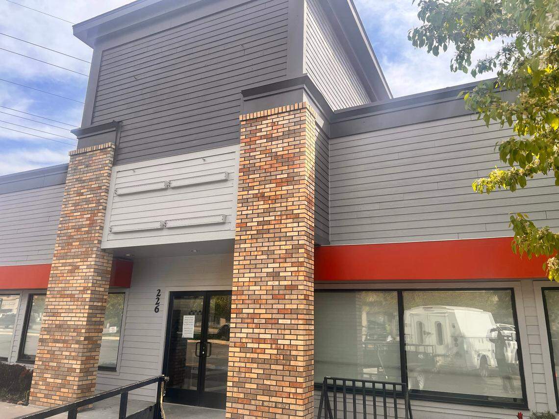 The Carl's Jr. restaurant on Broadway Avenue near Front Street has closed.