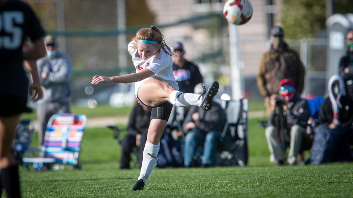 Boise’s Kendra Kendra McDaniel fires a pass downfield Wednesday during the 5A District Three championship against Rocky Mountain.