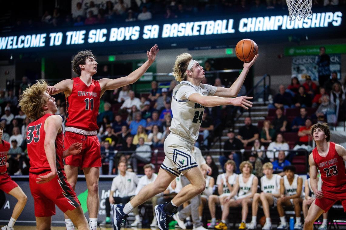 Mountain View’s Dawson Wahl cuts through the Owyhee defense on the way to the basket Thursday.