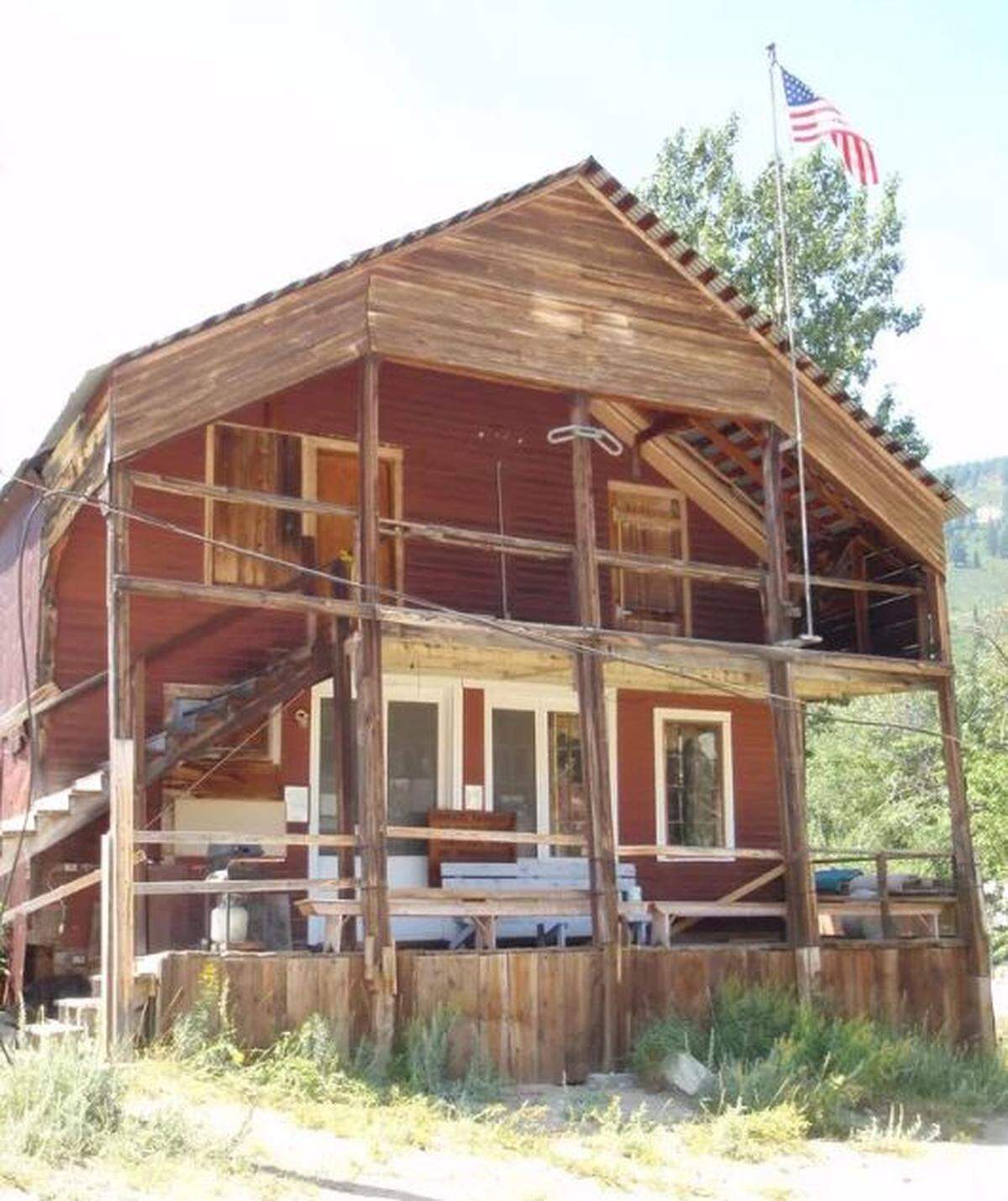 A photo shows the former Odd Fellows building in Silver City.