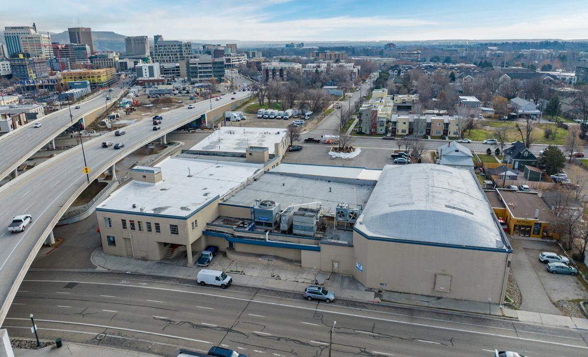 The Boise Cold Storage, Americana Pizza property is in the middle of a wave of redevelopment that has come to the city’s southwest downtown and West End neighborhood. The Broadstone Saratoga apartments can be seen under construction at left.