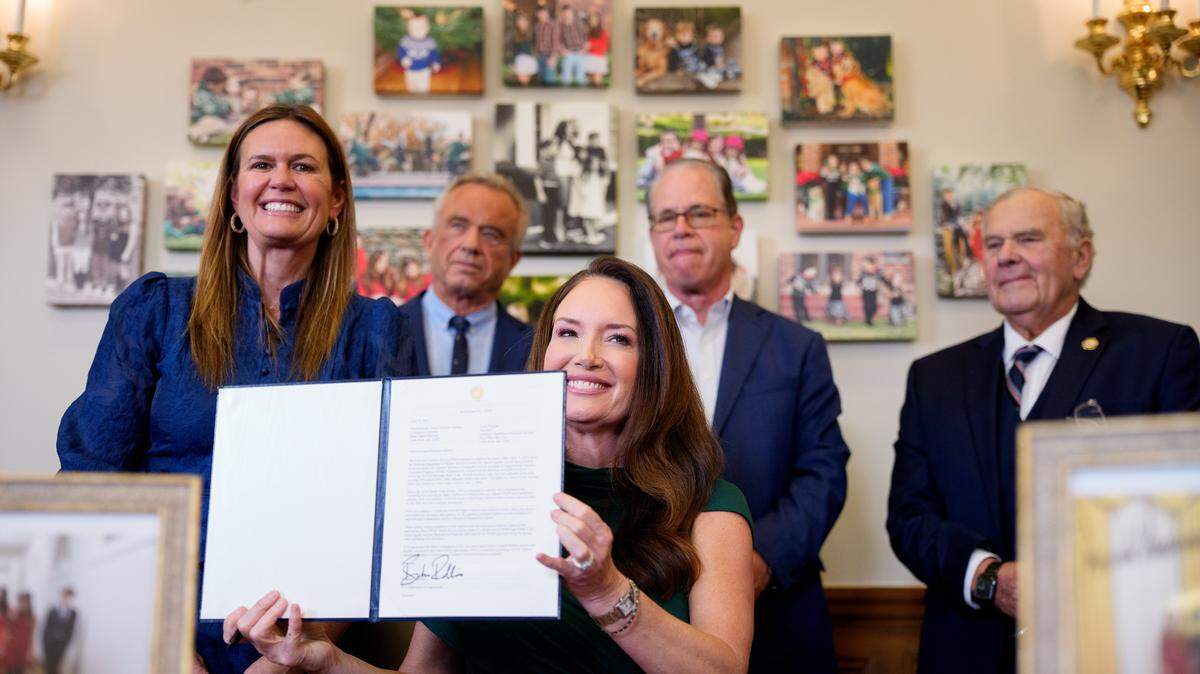 WASHINGTON, DC - JUNE 10: U.S. Agriculture Secretary Brooke Rollins (C), accompanied by (L-R) Arkansas Gov. Sarah Huckabee Sanders, Health and Human Services Secretary Robert F. Kennedy Jr., Indiana Gov. Mike Braun, and Rep. Jim Baird (R-IN), signs one of three new SNAP food choice waivers for the states of Idaho, Utah, and Arkansas in her office at the United States Department of Agriculture Whitten Building on June 10, 2025 in Washington, DC. The wavers will limit what the Supplemental Nutrition Assistance Program can select as eligible foods, targeting unhealthy food. (Photo by Andrew Harnik/Getty Images)