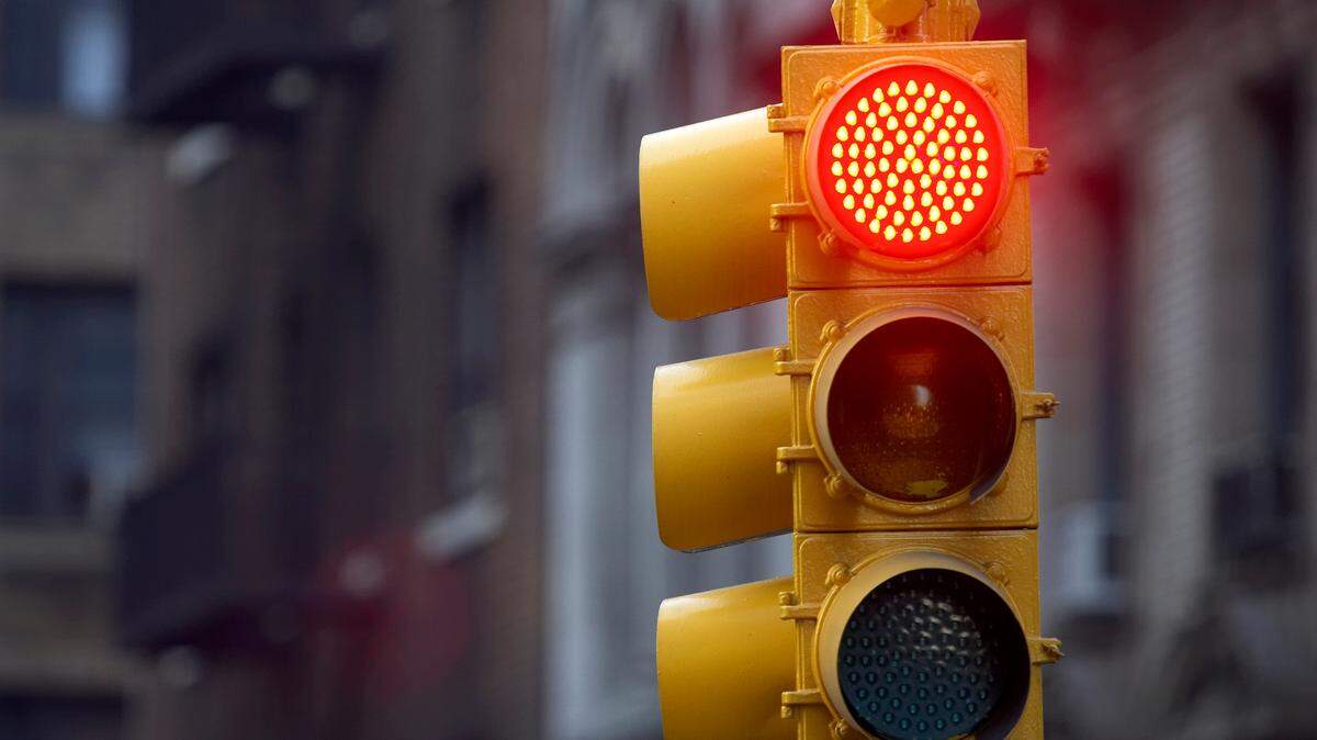 An image of a red traffic light.