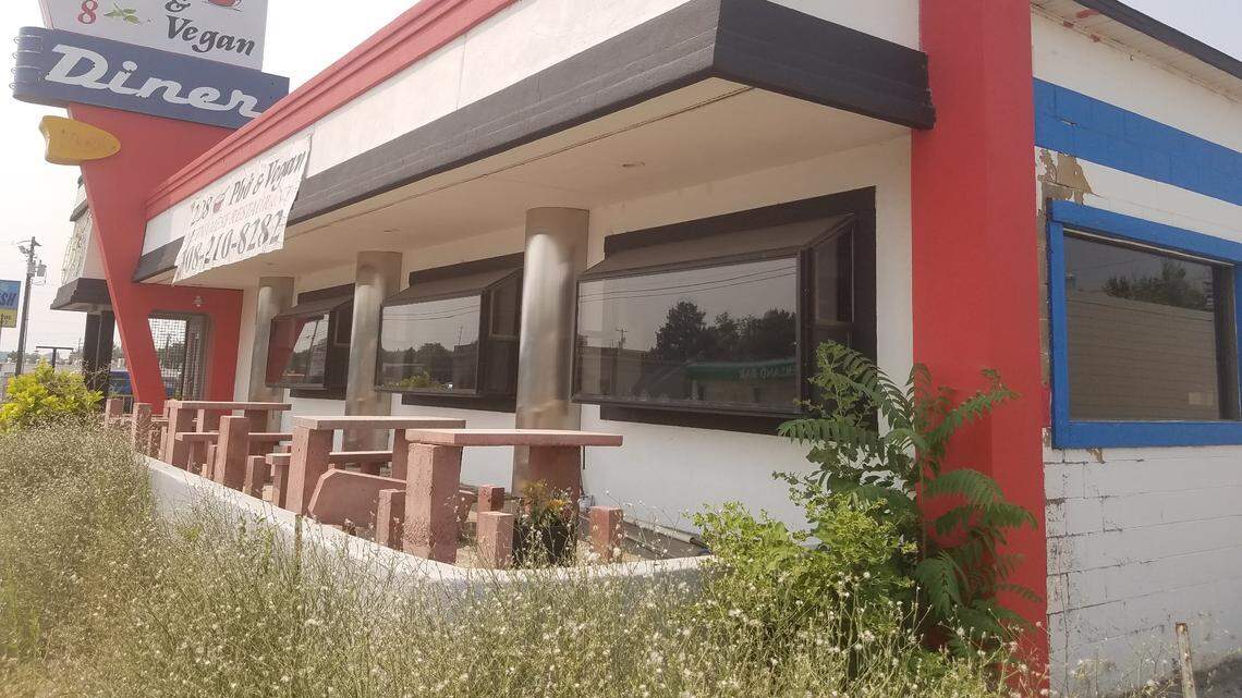 The sign and banners indicate that 208 Pho & Vegan is coming, but the restaurant does not plan to open after all.