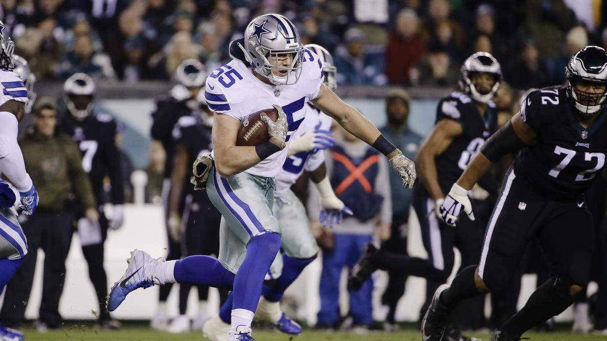 Dallas Cowboys rookie linebacker Leighton Vander Esch intercepted Philadelphia Eagles quarterback Carson Wentz in the first quarter of the Cowboys’ 27-20 win over the Eagles on Sunday. It was Vander Esch’s first NFL interception.