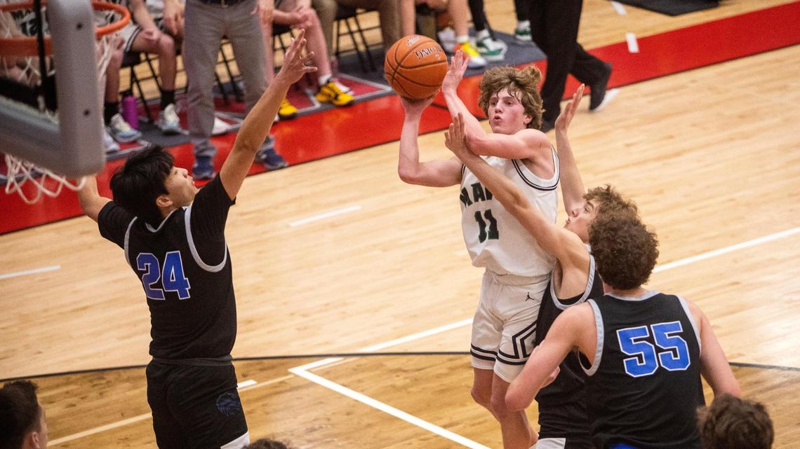 Mountain View freshman Logan Haustveit fights through traffic for a shot Tuesday against Timberline.