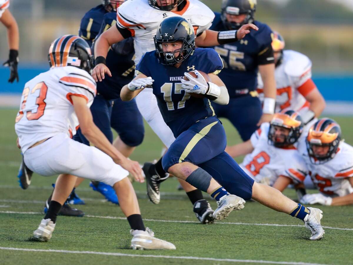 Middleton’s Jake Tucker (17) weaves through the Fruitland defense in the first half. The Vikings scored a 41-18 victory over Fruitland on Friday night to end the Grizzlies’ 21-game winning streak.