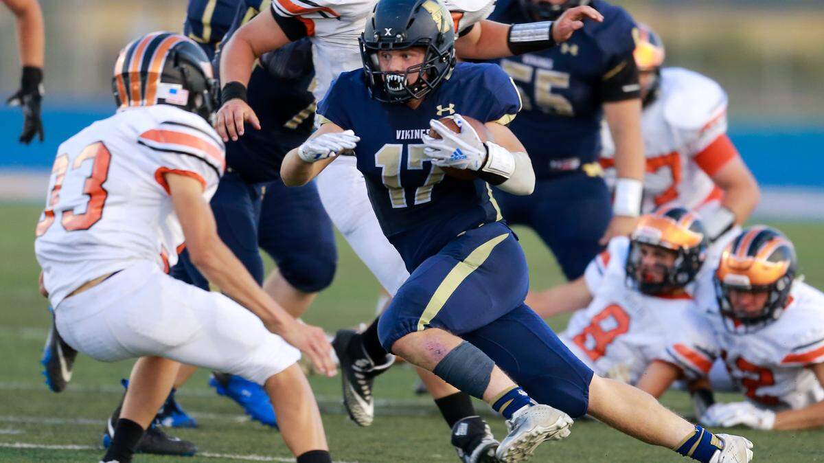 Middleton’s Jake Tucker (17) weaves through the Fruitland defense in the first half. The Vikings scored a 41-18 victory over Fruitland on Friday night to end the Grizzlies’ 21-game winning streak.