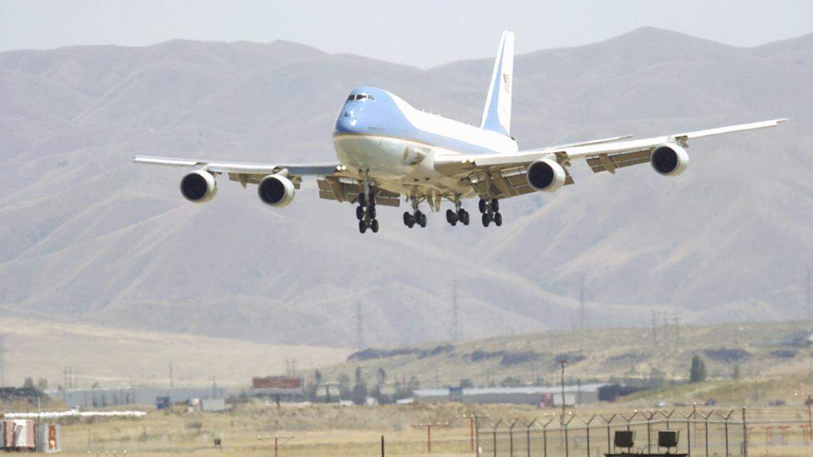 Air Force One lands at Gowen Field in 2008 with President Bush, Laura Bush and Gov. Dirk Kempthorne aboard.