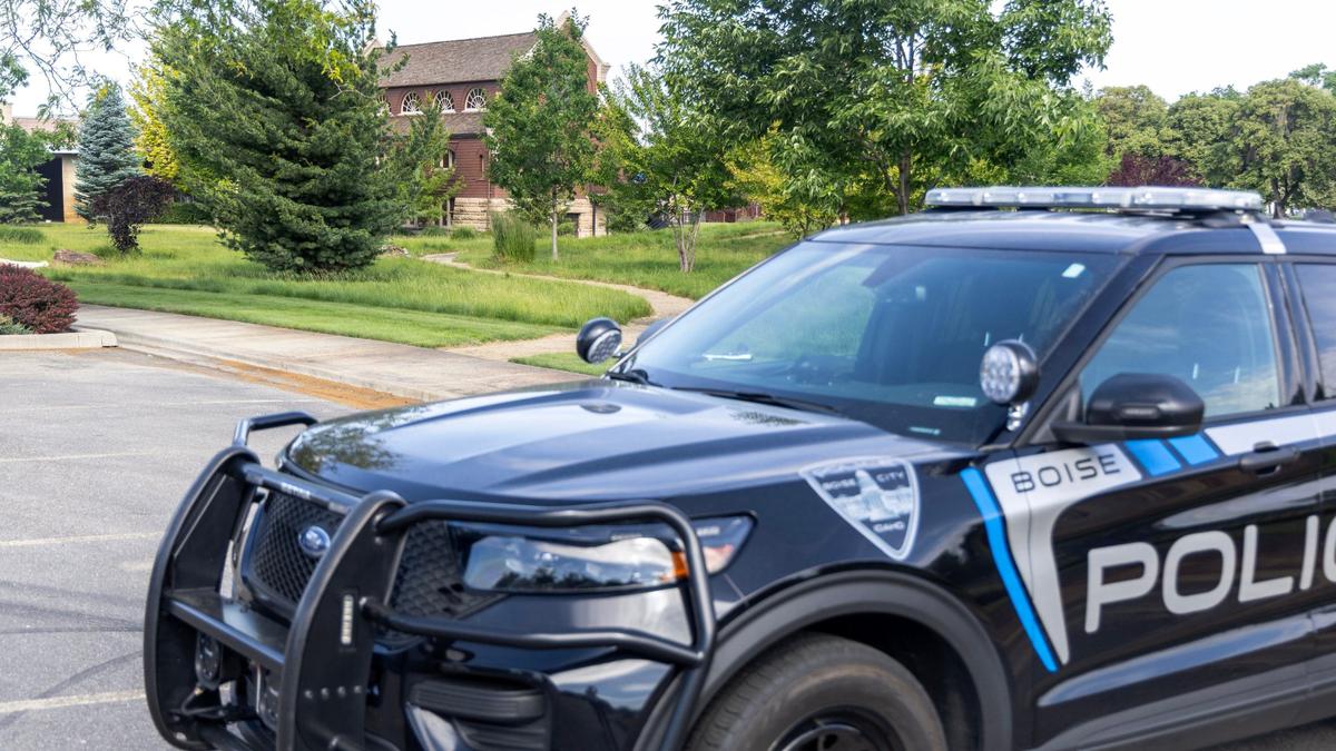 A Boise police officer maintains a security presence at Boise’s Congregation Ahavath Beth Israel during a Saturday Shabbat service in June.
