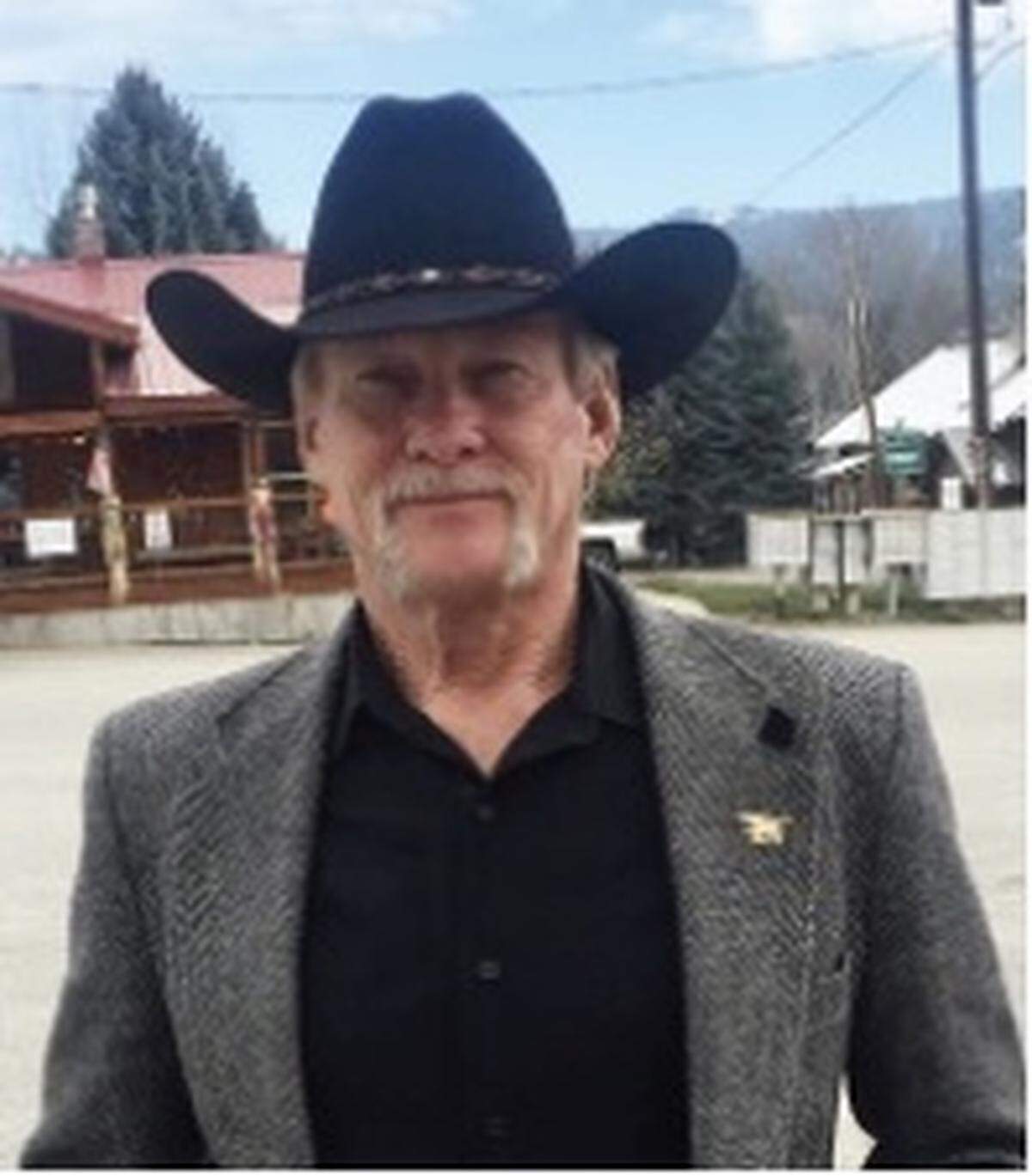 Robert Holmes has resigned from the Boise County Board of Commissioners.