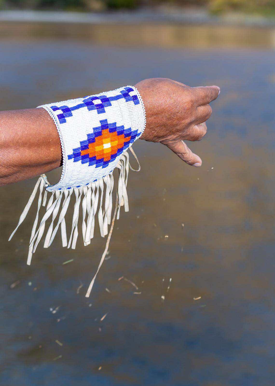 A Nimiipuu elder makes an offering during a riverboat tour.