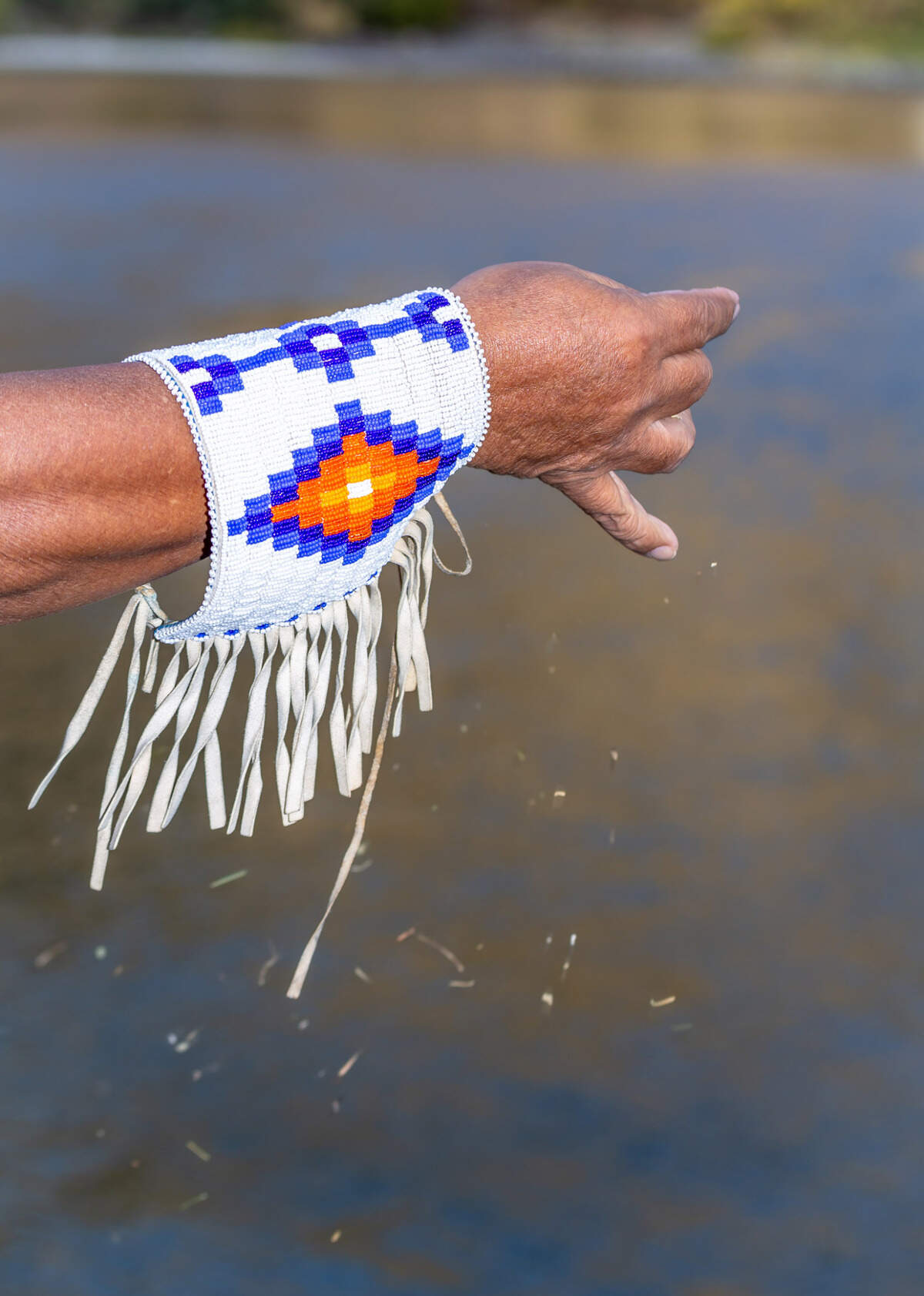 A Nimiipuu elder makes an offering during a riverboat tour.