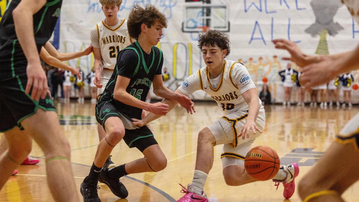 Meridian sophomore Sammy Kahn tries to find a way past Mountain View freshman Jakobe Judd on Tuesday.