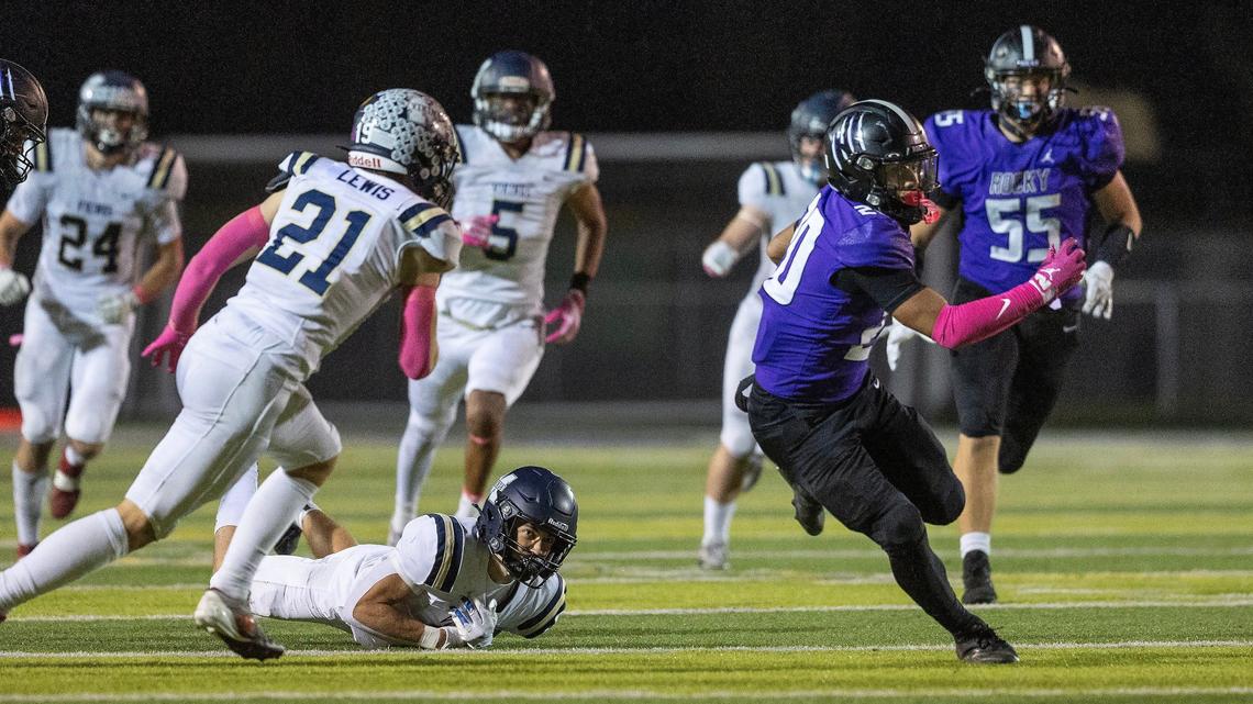 Rocky Mountain senior running back Taeshaun Reese breaks away from Middleton defenders in the second quarter.