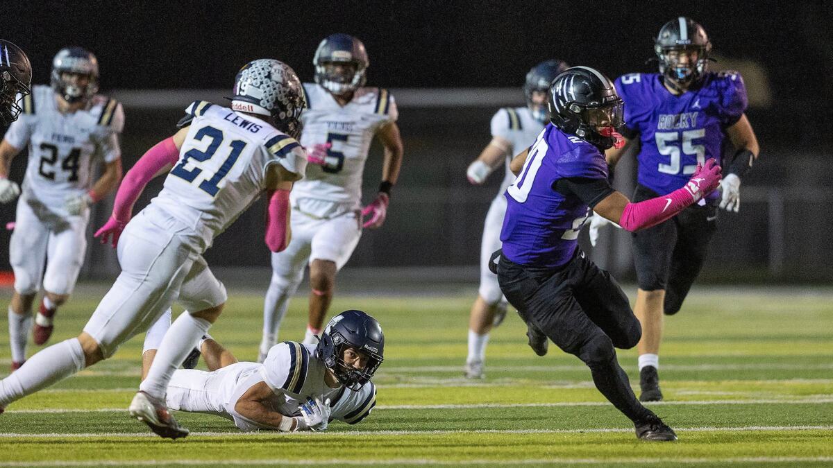 Rocky Mountain senior running back Taeshaun Reese breaks away from Middleton defenders in the second quarter.