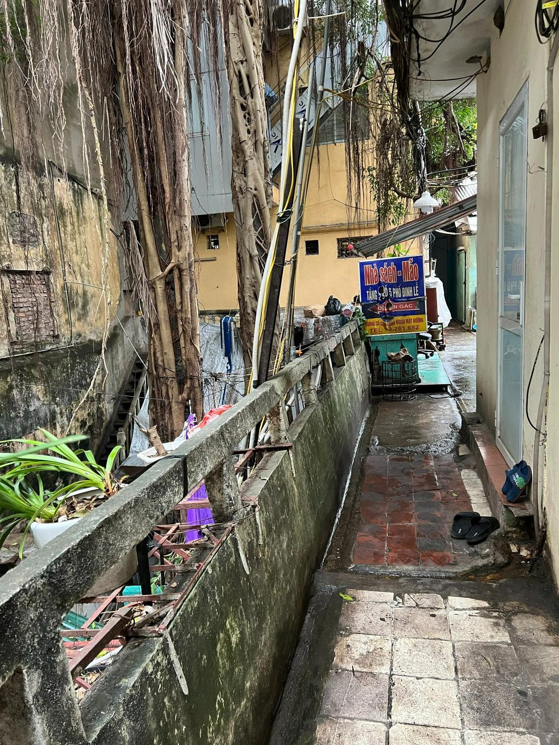 The entrance way the bookstore.
