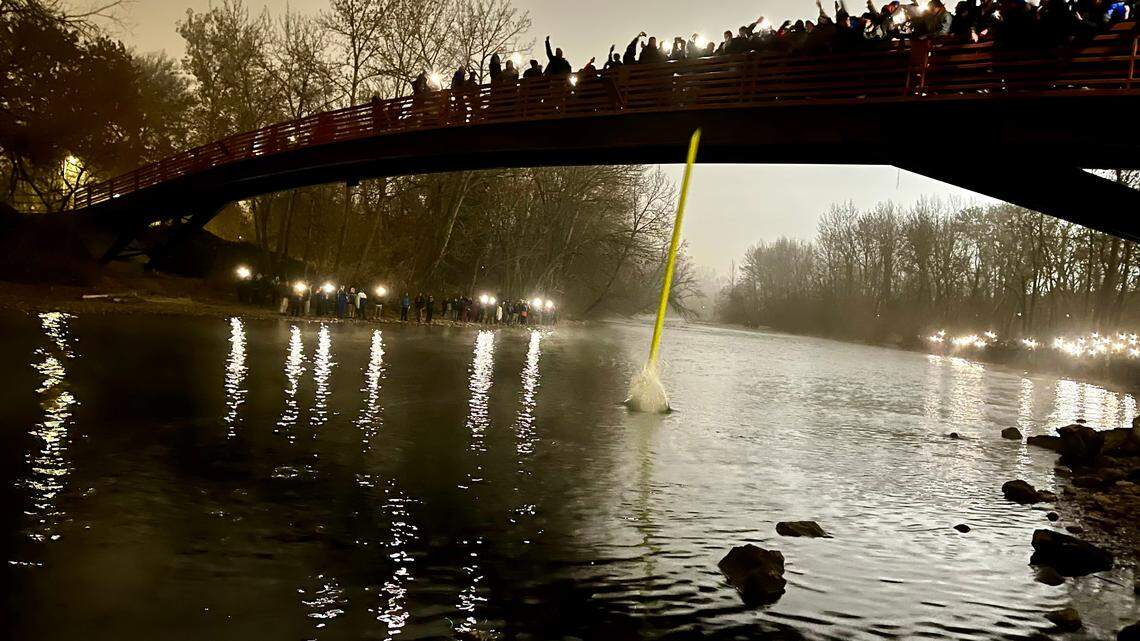 Boise State fans never gave up in fight vs. goalpost. See uprights find watery graves