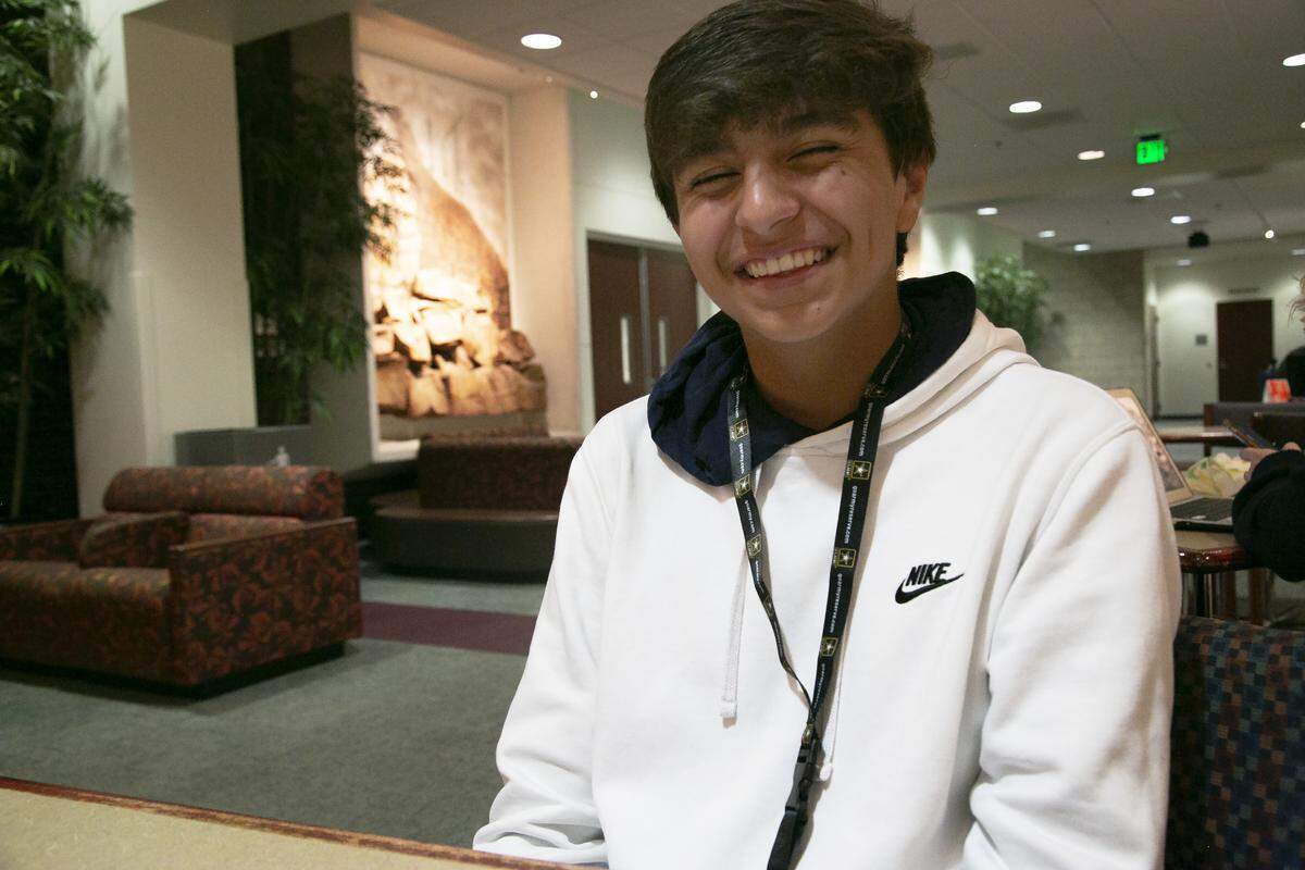 Enrique López, estudiante de segundo año en la secundaria Ridgevue de Vallivue posa para una foto en la Cumbre de líderes de la juventud hispana en Boise.