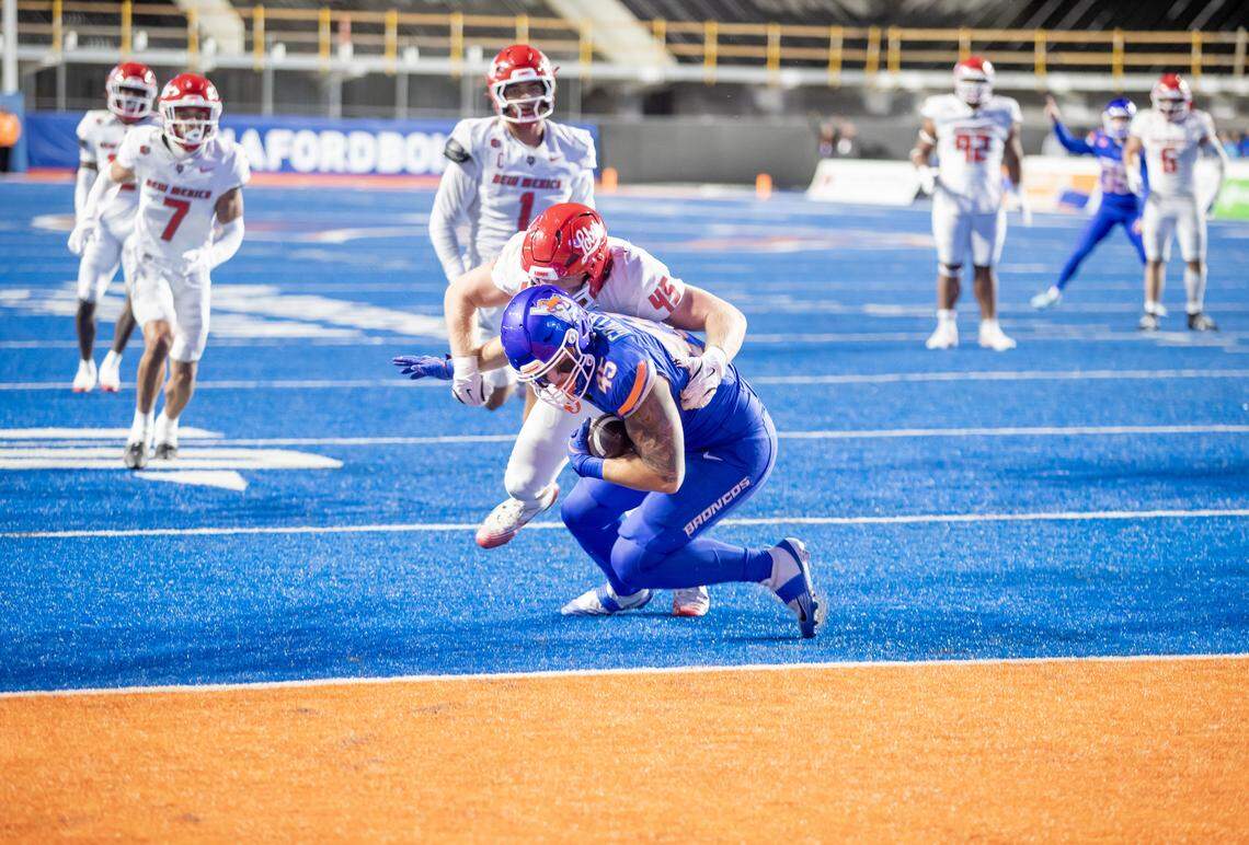 Boise State tight end Troy Grizzle scores after catching a pass from punter Oscar Doyle, who bobbled the snap on a field-goal try and improvised with a fourth-quarter touchdown.