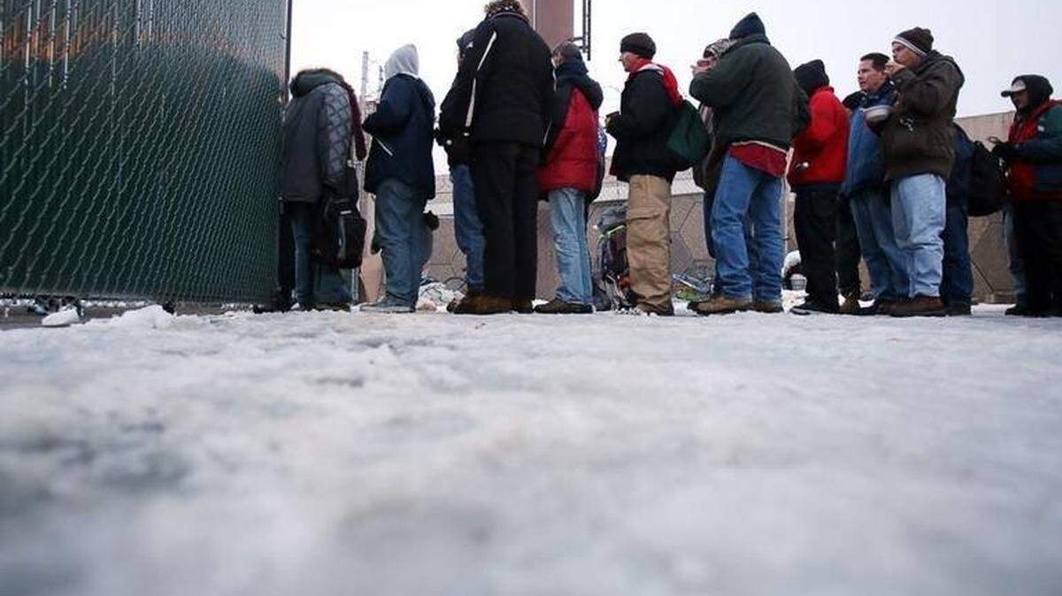People line up for a bed at Interfaith Sanctuary last year. The shelter is one of four locations where Monday Meet-Up, a new program aimed at helping homeless people resolve legal problems, will be held every week.