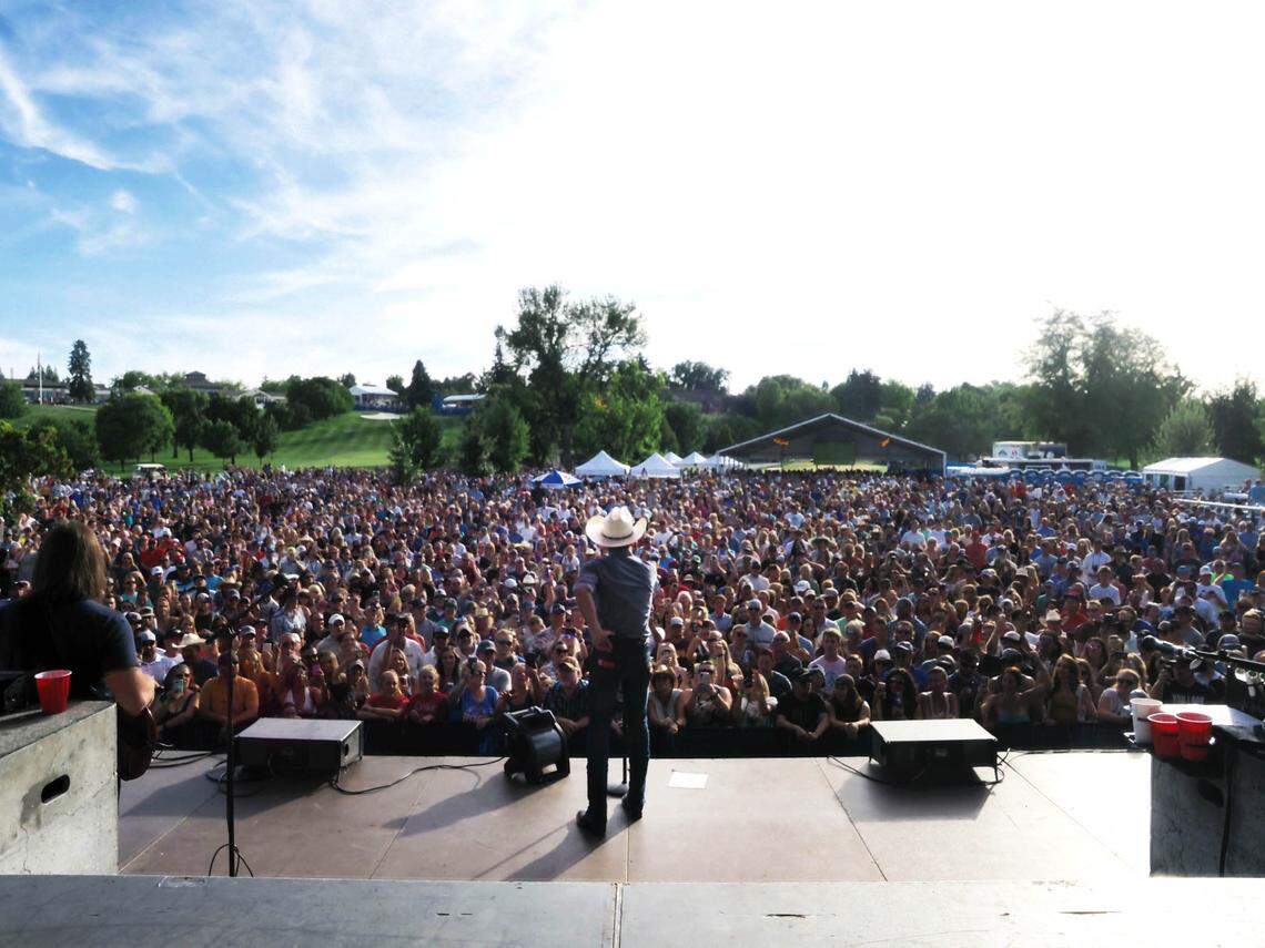 Country singer Justin Moore performs at the tournament in 2019.
