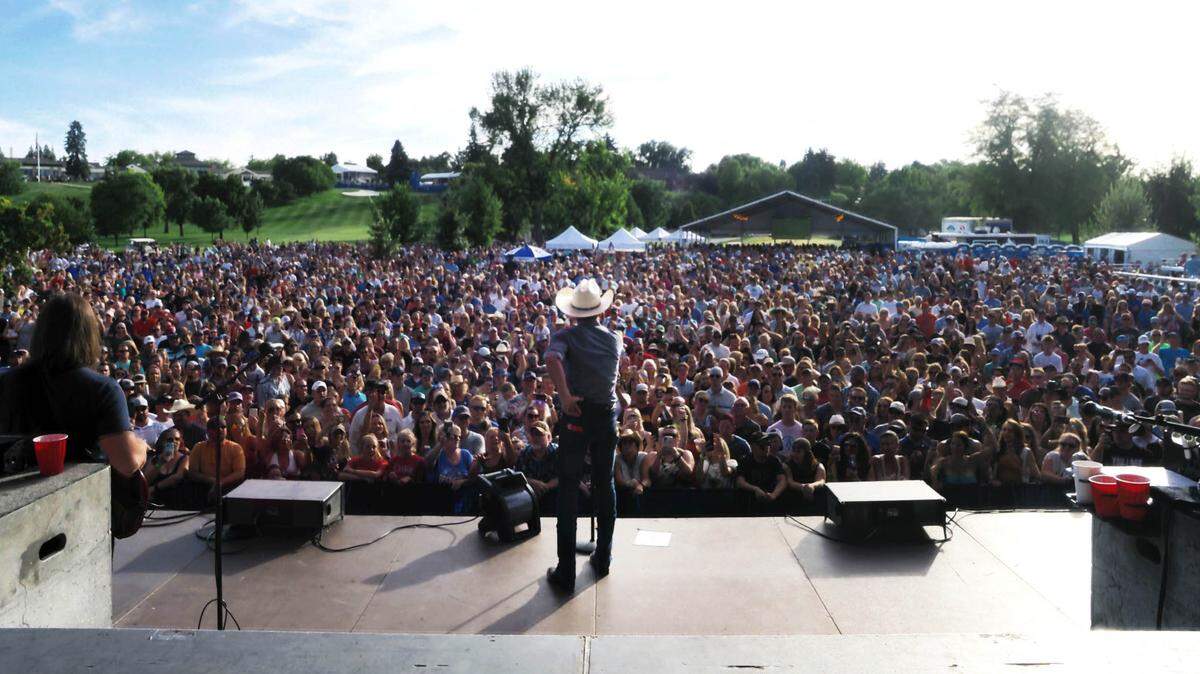 Country singer Justin Moore performs at the tournament in 2019.