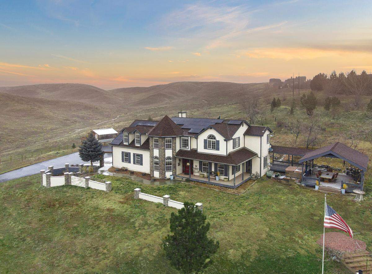 4720 N Curlew Place sits on 10 acres of land, giving the owner the opportunity to build outward from the property such as a stable or vineyard.