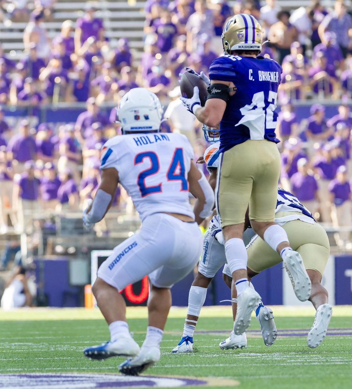 Washington linebacker Carson Bruener intercepts a pass intended for Boise State running back George Holani in the fourth quarter.
