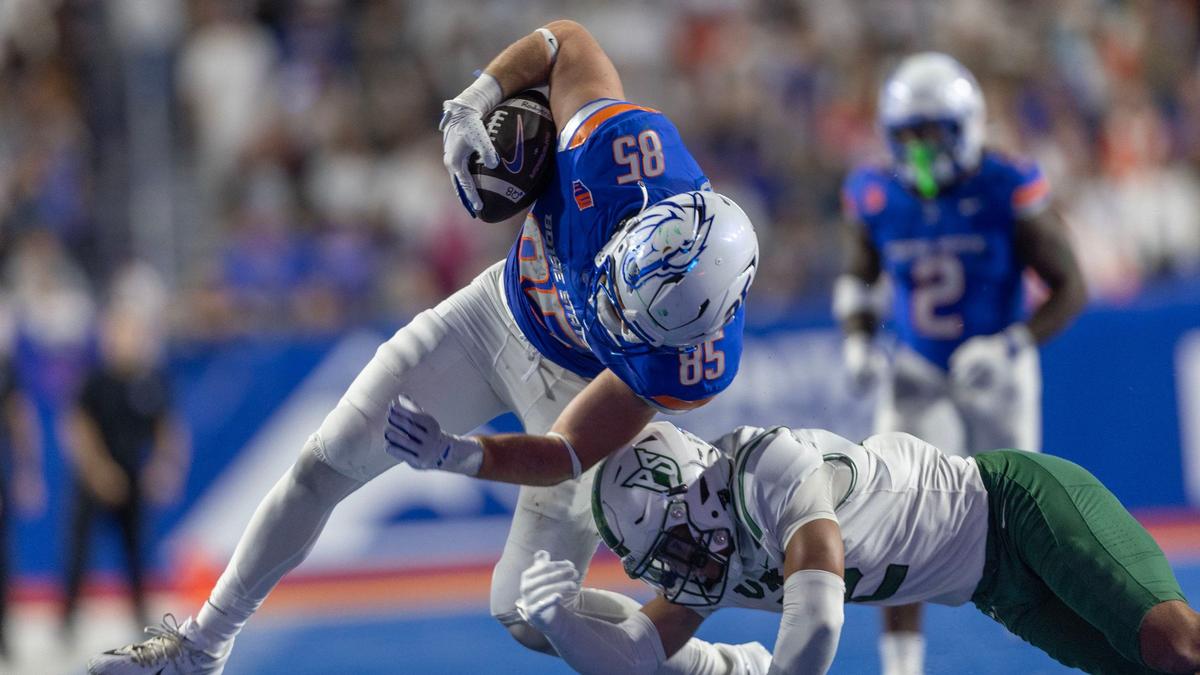 Boise State tight end Matt Lauter runs after a catch before being tackled by Portland State safety Michael Hurst in the Broncos’ home opener Saturday at Albertsons Stadium.