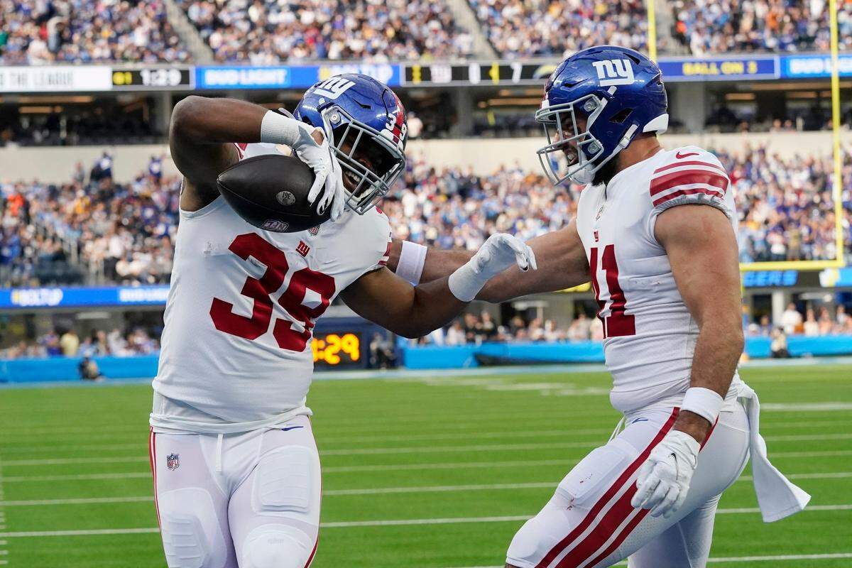 New York Giants fullback Eli Penny, left, celebrates his touchdown catch with tight end Chris Myarick during the first half of an NFL game against the Los Angeles Chargers on Sunday in Inglewood, Calif.