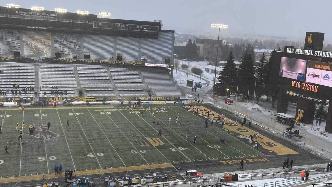 Final: Boise State 17, Wyoming 9; Broncos prevail in snowy game in Laramie