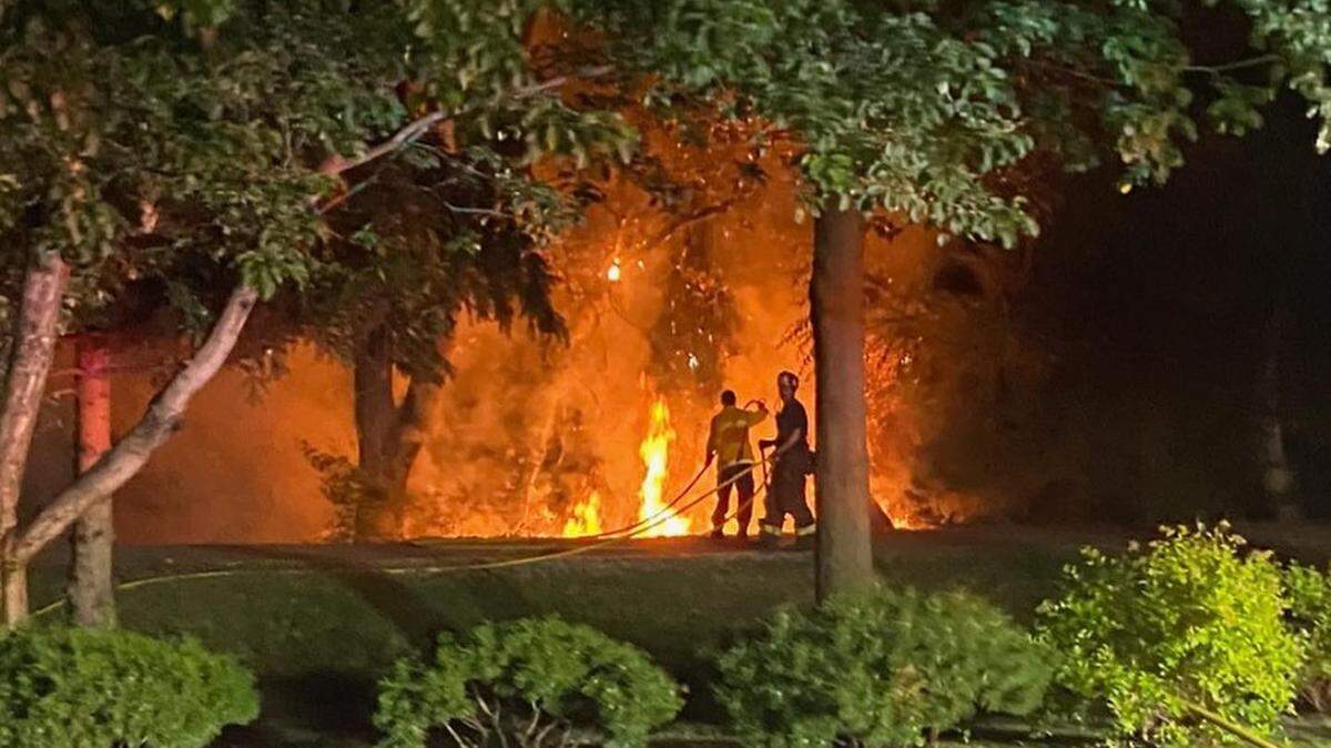 The Boise Fire Department extinguished a fire along the Boise River Greenbelt on Saturday morning.