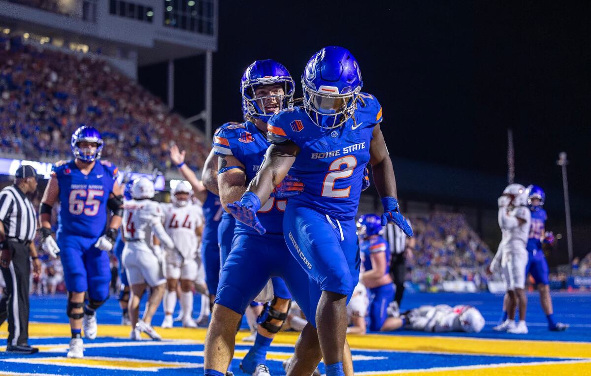 Boise State running back Ashton Jeanty strikes a Heisman Trophy pose after scoring a touchdown in the fourth quarter of their game against Washington State, Saturday, Sept. 28, 2024 at Albertsons Stadium.