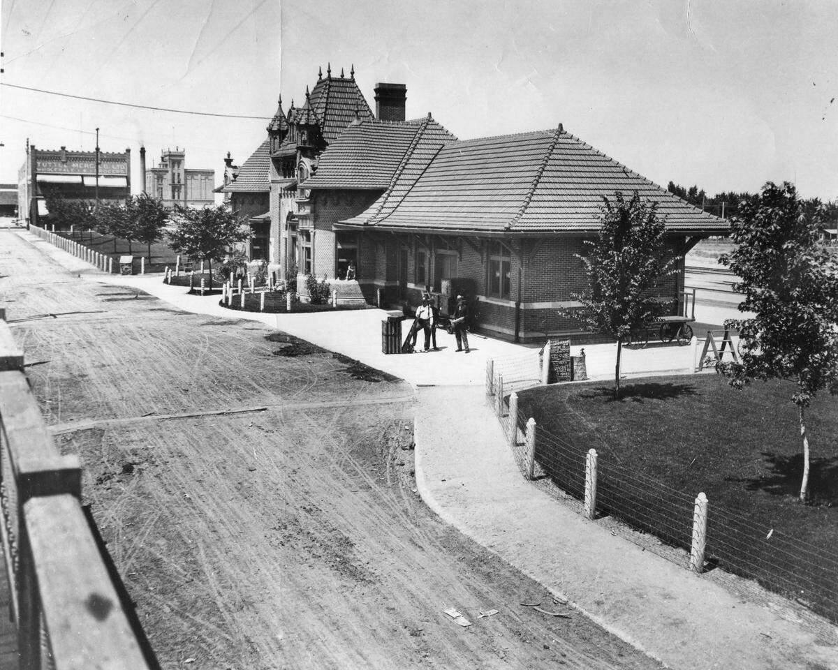 A photo from the early 20th century shows the Nampa train depot, which was built in 1903. The depot became the city’s focal point.