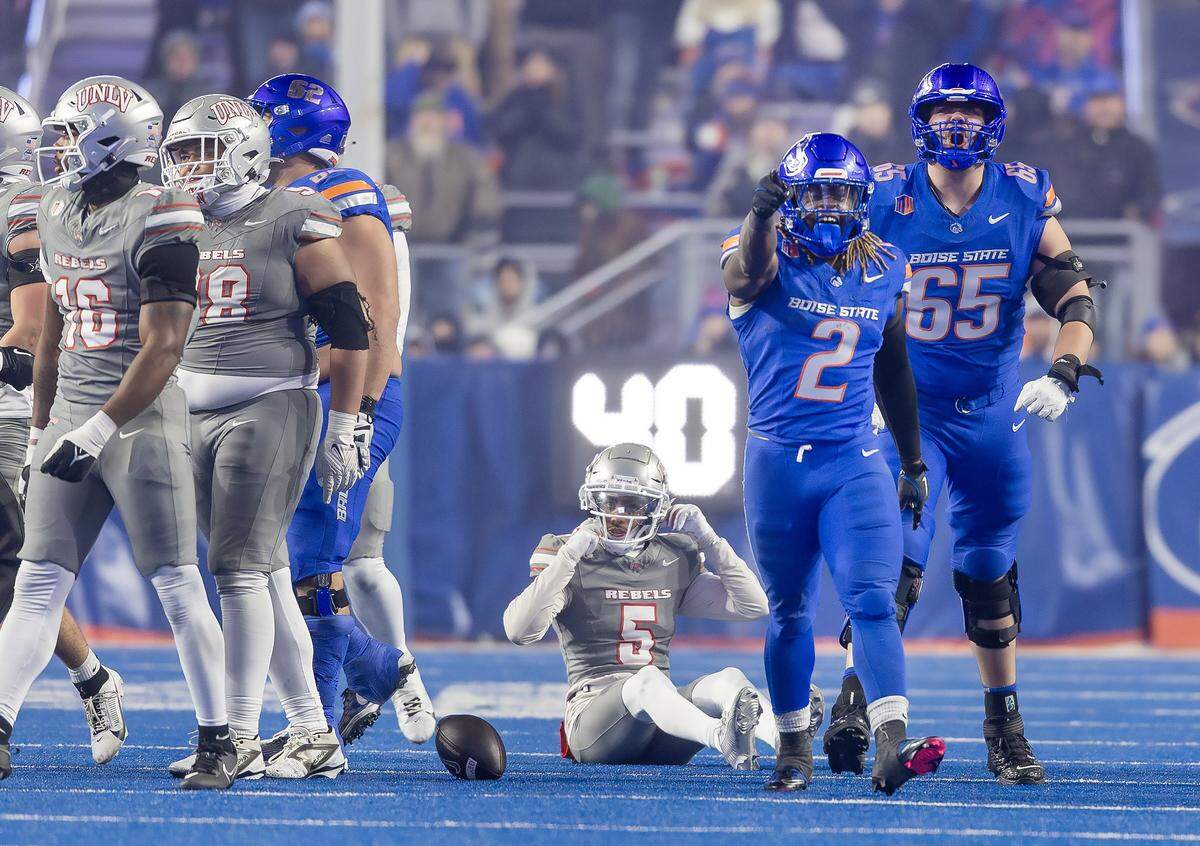 Former Boise State running back Ashton Jeanty and Boise State offensive tackle Hall Schmidt react in the fourth quarter of the 2024 Mountain West championship game against UNLV.
