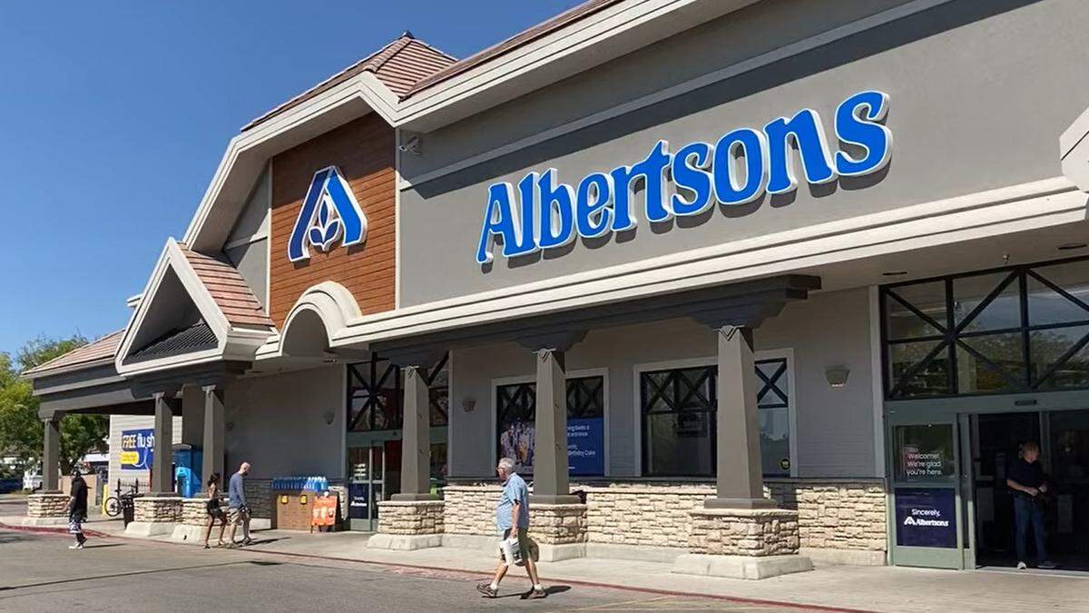 Shoppers at Albertson’s supermarket at 16th and State streets in Boise. The store was built on the site where Joe Albertson opened his first store in 1939.