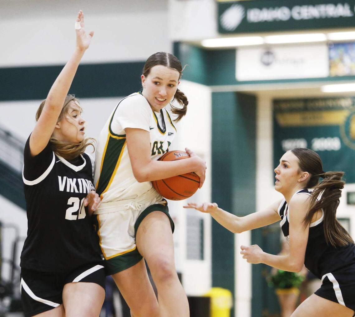 Borah’s Kya Davis splits the defense of Middleton’s Aysha Fried, left, and Zoey Blackwell on the way to the hoop last season at Borah High.