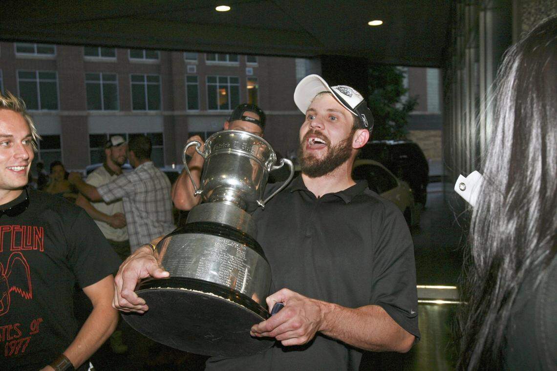 In this Idaho Statesman file photo from 2007, then-Idaho Steelheads captain Scott Burt carries the Kelly Cup into the Grove Hotel. Burt played for the Steelheads from 2000 to 2007 and was an assistant coach for the Boise-based team in 2019-20. He was recently named the head coach for the Rapid City Rush.