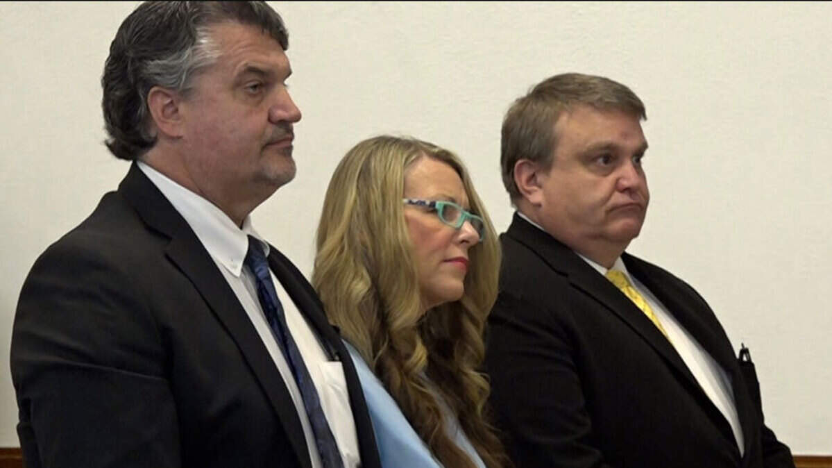 Lori Vallow Daybell stands between defense attorneys Jim Archibald, left, and John Thomas.
