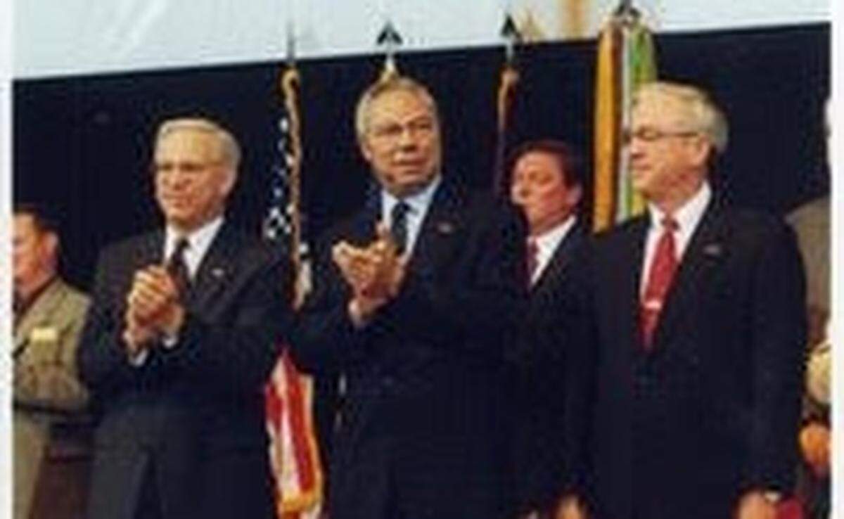 From left, Bob Kustra, Colin Powell and Kentucky Gov. Paul Patton, during a visit in 2000 from Powell, who at the time was head of the group America’s Promise.