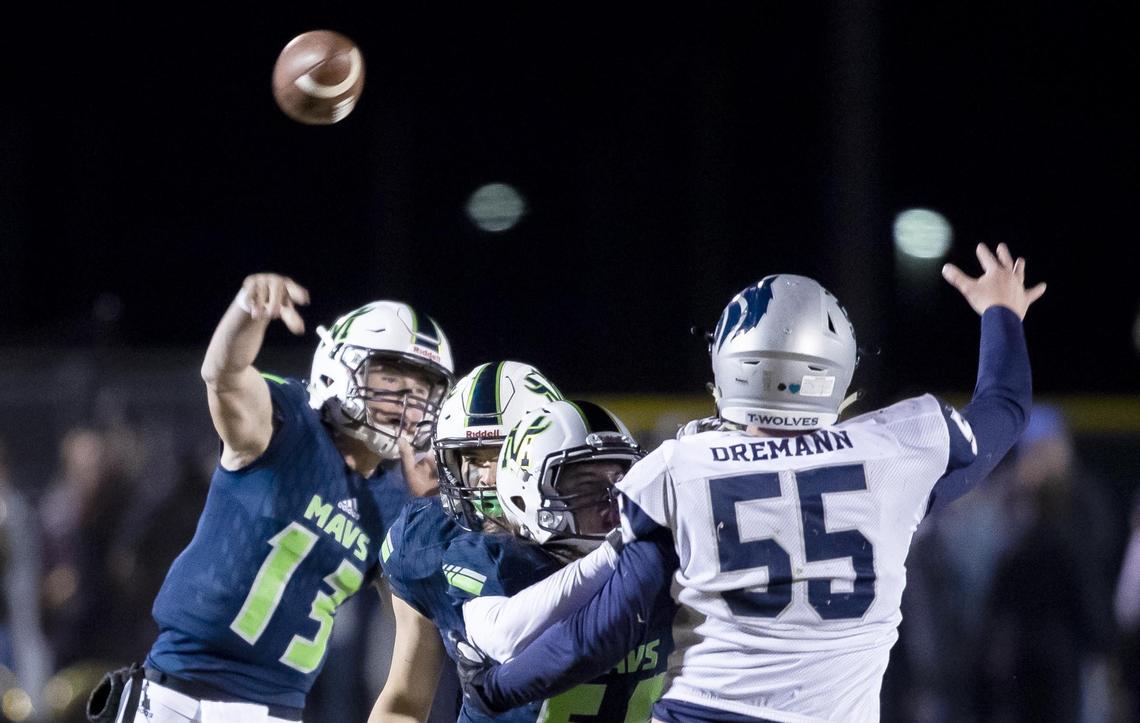 Mountain View quarterback Jake Farris throws a quick slant pass to Kayden Chan for a touchdown against Lake City in the first round of the 5A state playoffs last season.
