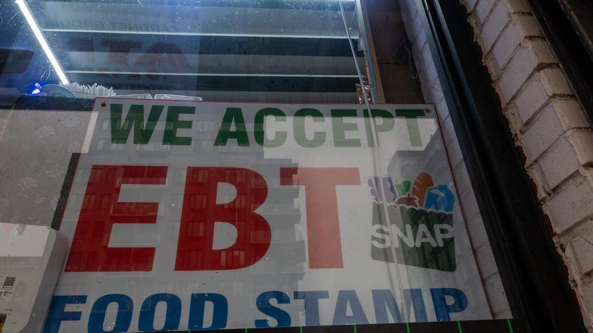 NEW YORK, NY - OCTOBER 30: A store displays a sign accepting Electronic Benefits Transfer (EBT) cards for Supplemental Nutrition Assistance Program (SNAP) purchases for groceries on October 30, 2025 in New York City. Approximately 42 million Americans rely on food stamps that are deposited monthly onto their EBT cards. On November 1st, that assistance is set to end amid the ongoing U.S. government shutdown, potentially leaving households desperate to find ways to put food on the table. (Photo by Spencer Platt/Getty Images)