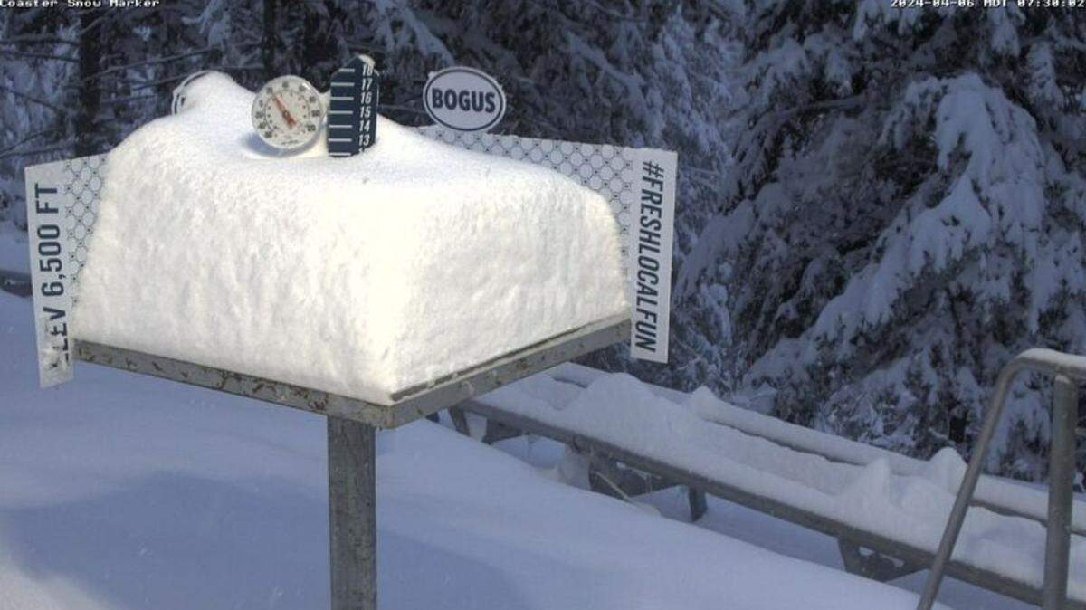 Bogus Basin Mountain Recreation Area recorded a foot of snow overnight on Friday.