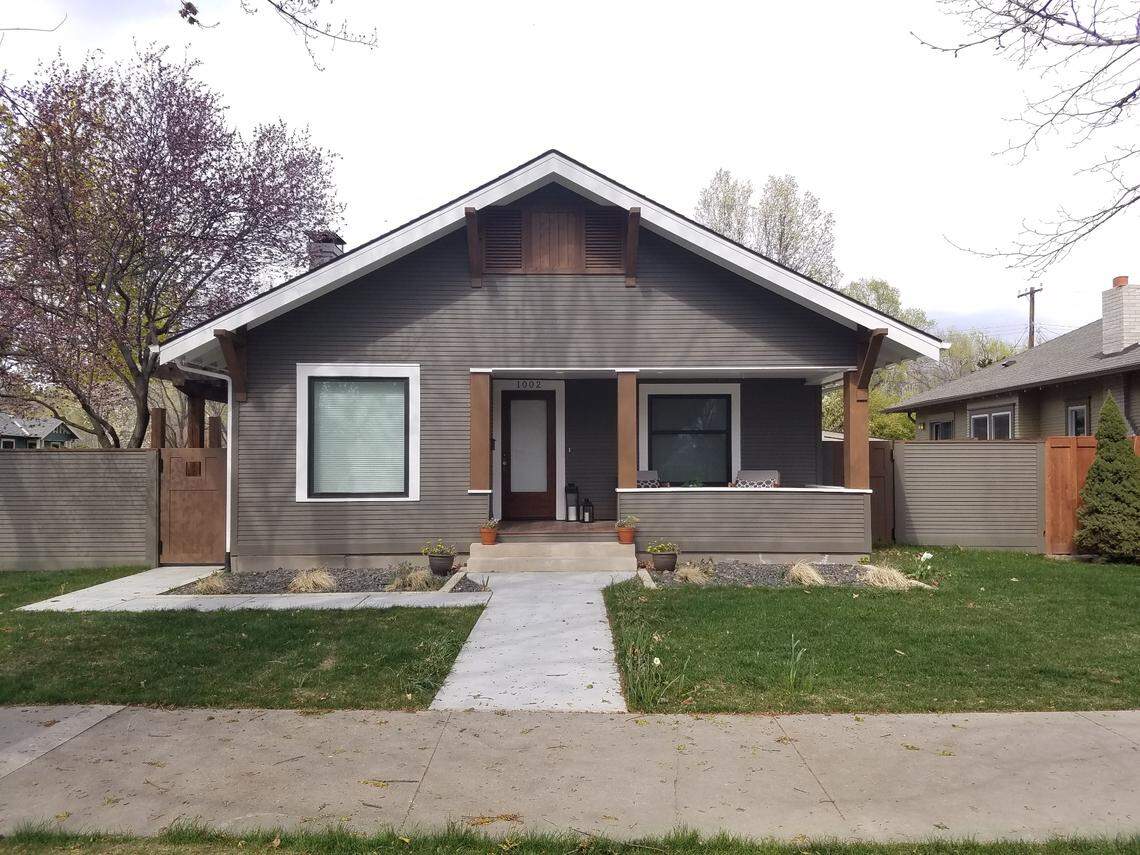That’s the original 1910 front door at 1002 E. Washington St., according to the listing, which is asking $1,290,000.