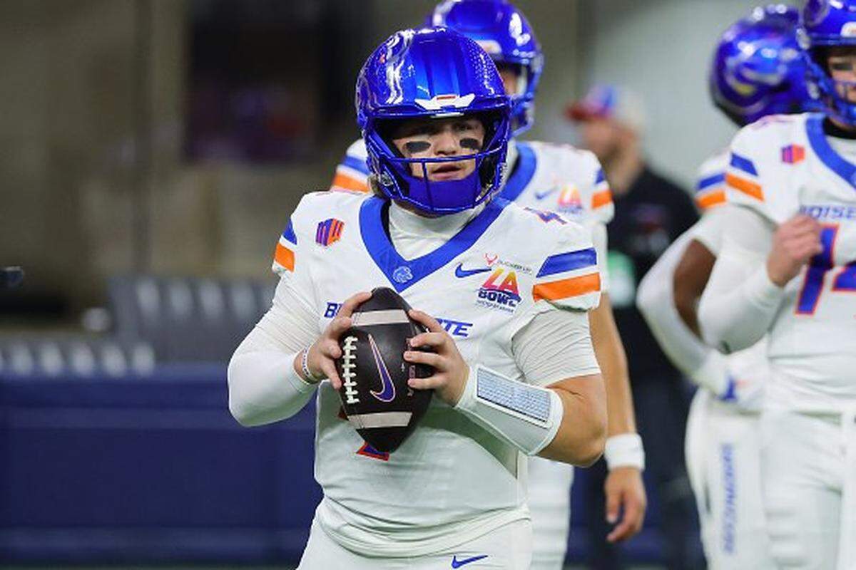 INGLEWOOD, CALIFORNIA - DECEMBER 13: Quarterback Maddux Madsen #4 of the Boise State Broncos sets up to pass before the LA Bowl Game against the Washington Huskies at Sofi Stadium on December 13, 2025 in Inglewood, California. (Photo by Kevin Terrell/Getty Images)