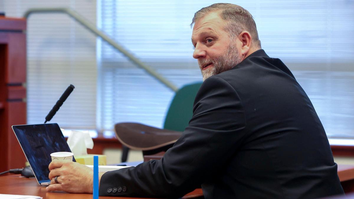 Ammon Bundy glances toward the prosecution table during a 2021 trespassing trial.