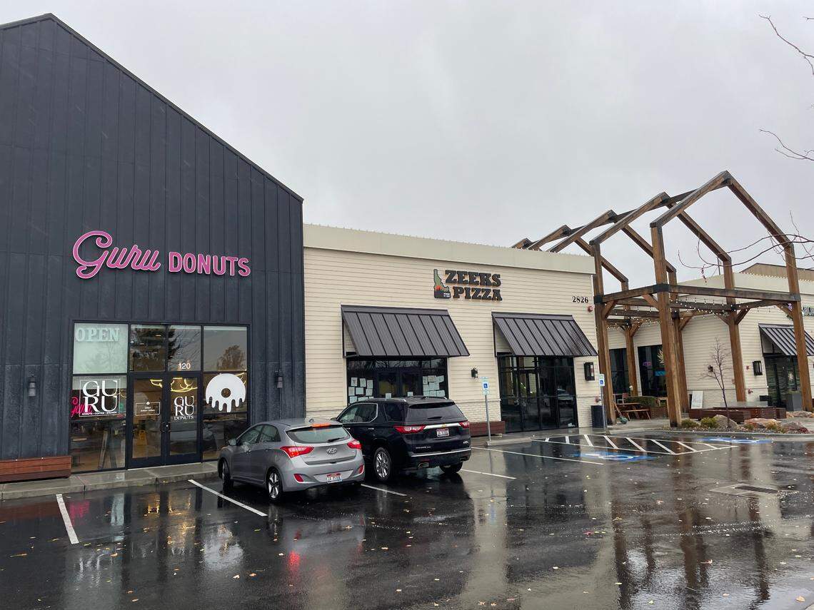 Zeeks Pizza closed, but Matty G’s Steakburgers & Lobsta’ Rolls plans to take over the space.