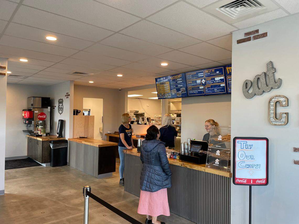 Meltz is a counter-order restaurant.